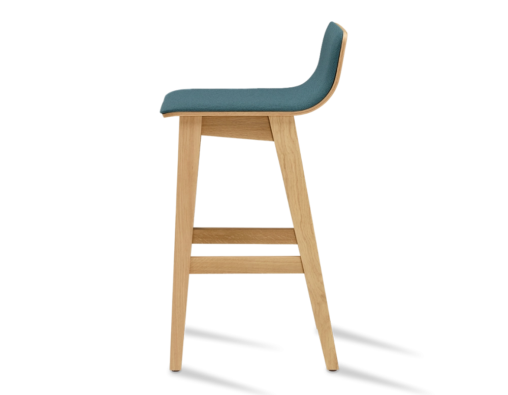 Tabouret de bar en chêne H60 cm bois teinte naturelle assise tissu bleu océan Tabouret de bar en chêne H60 cm bois teinte naturelle assise tissu bleu océan
