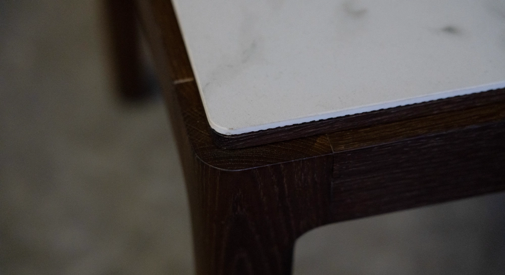 Round coffee table in oak and ceramic dark brown stained wood with a white marble-effect ceramic tabletop. 100x100 cm