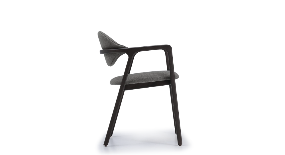 Chaise design avec accoudoirs en frêne bois teinte anthracite et tissu gris Chaise design avec accoudoirs en frêne bois teinte anthracite et tissu gris