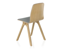 Chaise design en chêne tapissé bois teinte naturelle assise tissu gris clair Chaise design en chêne tapissé bois teinte naturelle assise tissu gris clair