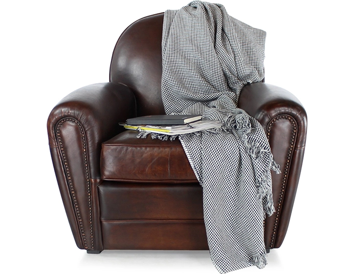 Fauteuil club cuir marron soutenu accoudoirs cloutés Fauteuil club cuir marron soutenu accoudoirs cloutés