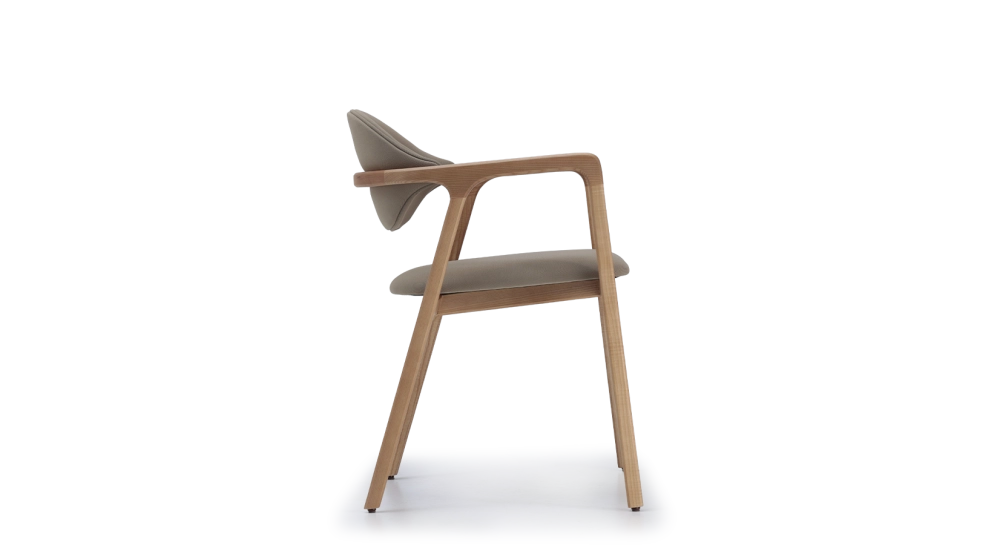 Chaise design avec accoudoirs en frêne bois teinte naturelle et tissu taupe Chaise design avec accoudoirs en frêne bois teinte naturelle et tissu taupe