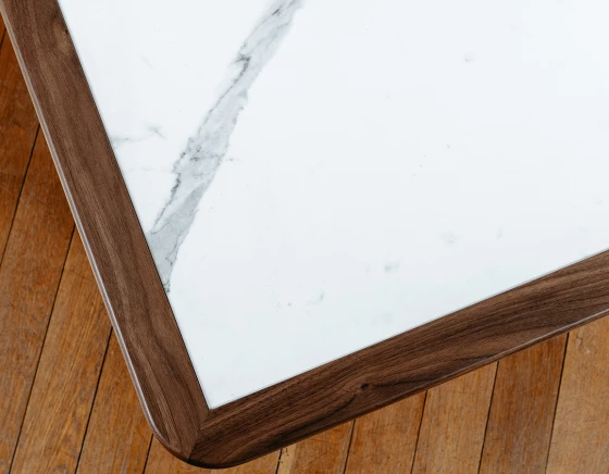Table basse carrée en noyer dessus céramique effet marbre blanc 100x100 cm