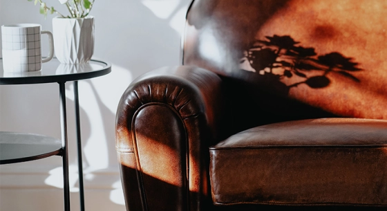 Canapé club cuir 2 places marron vintage accoudoirs passepoil