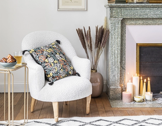 Toad armchair with armrests natural tint wooden legs and white looped fabric