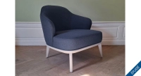 Fauteuil design bois teinte nordique et tissu bleu Fauteuil design bois teinte nordique et tissu bleu