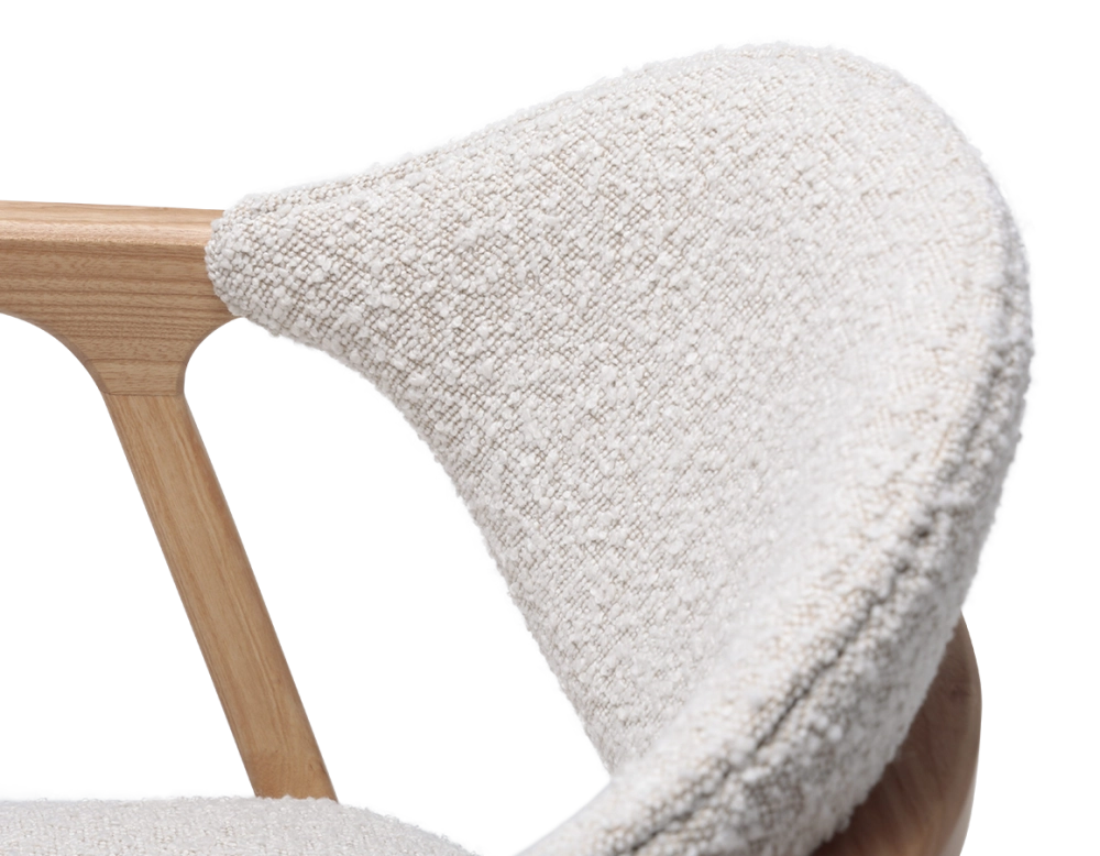 Chaise design avec accoudoirs bois teinte naturelle et tissu bouclé blanc Chaise design avec accoudoirs bois teinte naturelle et tissu bouclé blanc