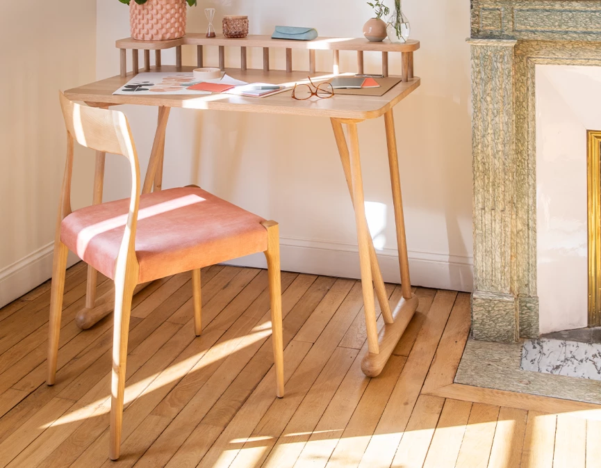 Chaise scandivave bois teinte naturelle assise tissu velours rose pâle