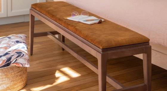 Banc design bois teinte noyer assise tissu velours bronze L120 cm