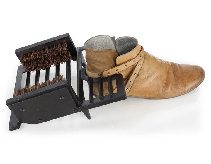 Relaxdays Retire-bottes, en fonte, avec brosses, lave-chaussures, style  ancien, extérieur, noir