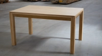 Table salle à manger en chêne 6 personnes teinte naturelle 140x90 cm Table salle à manger en chêne 6 personnes teinte naturelle 140x90 cm