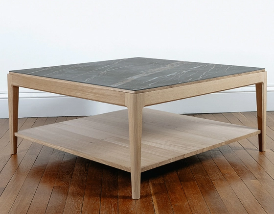 Table basse carrée en chêne et céramique avec tablette en bois teinte naturelle plateau céramique effet marbre noir 100x100 cm