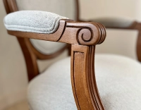 Chaise ancienne style Louis XVI avec accoudoirs bois teinte ancienne et tissu beige naturel Chaise ancienne style Louis XVI avec accoudoirs bois teinte ancienne et tissu beige naturel