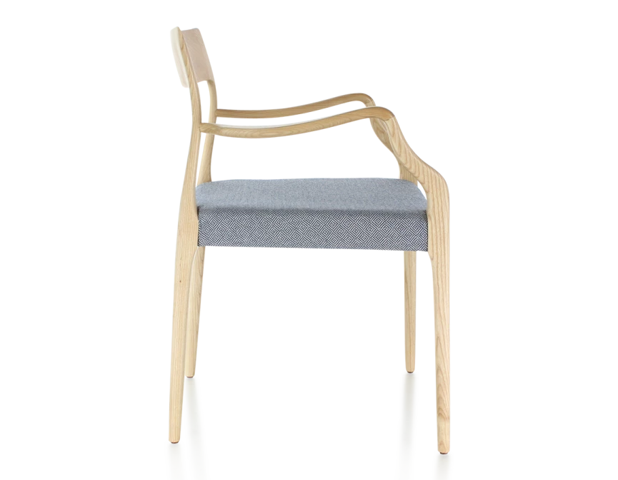 Chaise scandivave avec accoudoirs bois teinte naturelle assise tissu chevron bleu