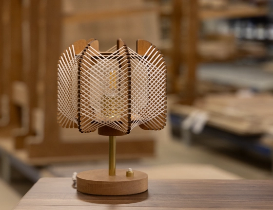 Floor lamp in wood and cotton thread with cross weaving.