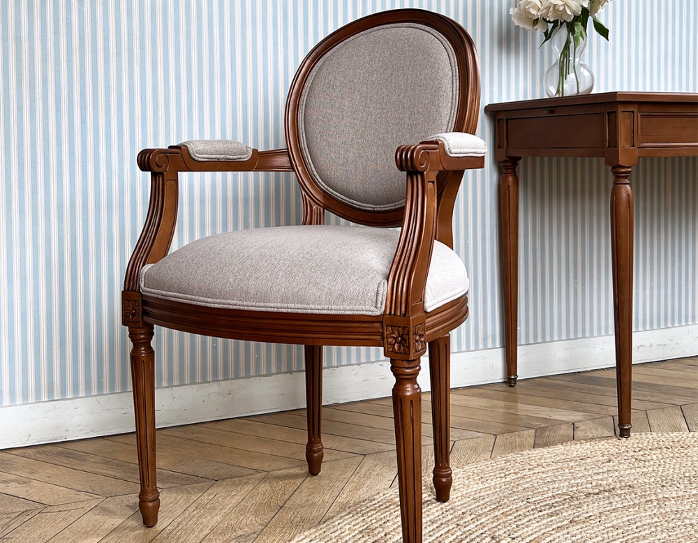 Chaise ancienne style Louis XVI avec accoudoirs bois teinte ancienne et tissu beige naturel Chaise ancienne style Louis XVI avec accoudoirs bois teinte ancienne et tissu beige naturel