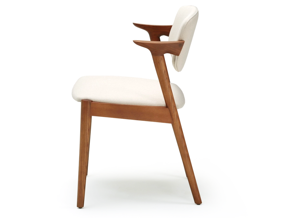 Chaise scandinave bois teinte merisier assise tissu blanc cassé Chaise scandinave bois teinte merisier assise tissu blanc cassé