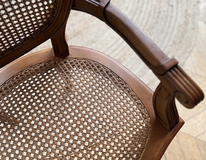 Chaise ancienne style Louis XVI avec accoudoirs bois teinte ancienne assise et dossier cannés Chaise ancienne style Louis XVI avec accoudoirs bois teinte ancienne assise et dossier cannés