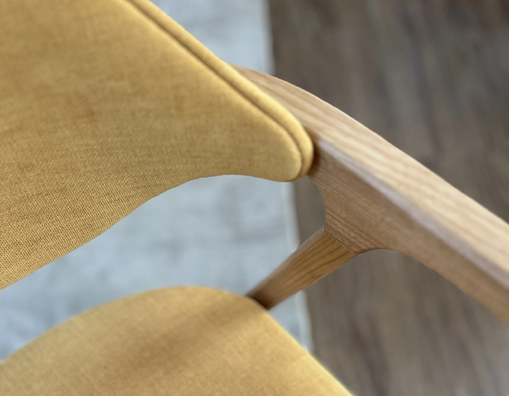 Chaise design avec accoudoirs bois teinte naturelle et tissu jaune Chaise design avec accoudoirs bois teinte naturelle et tissu jaune