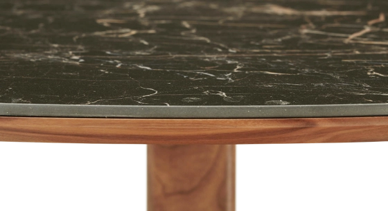 Table salle à manger ronde en noyer et céramique 4 à 6 personnes avec bois teinte naturelle et plateau céramique effet marbre noir 110x110