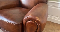 Fauteuil club cuir marron vintage accoudoirs cloutés Fauteuil club cuir marron vintage accoudoirs cloutés