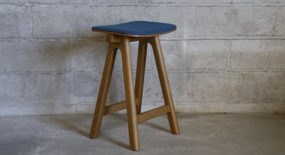 Design bar stool H65 cm natural wood finish with blue fabric seat