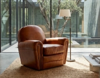Fauteuil club cuir marron clair accoudoirs cloutés