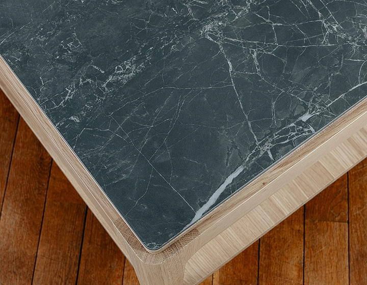 Table basse carrée en chêne et céramique avec tablette en bois teinte naturelle plateau céramique effet ardoise 100x100 cm Table basse carrée en chêne et céramique avec tablette en bois teinte naturelle plateau céramique effet ardoise 100x100 cm