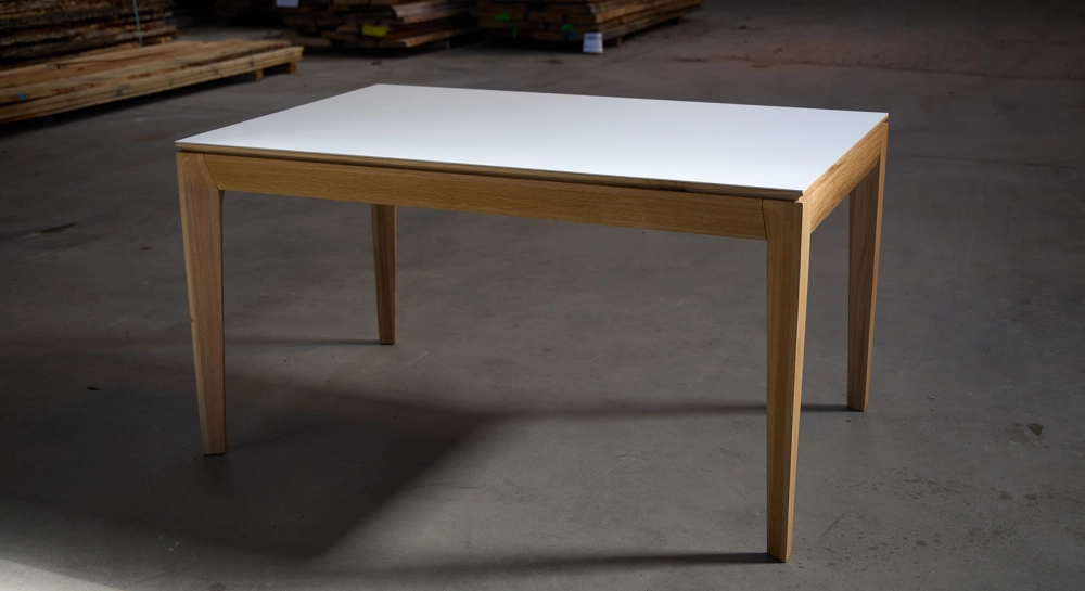 Table extensible 6 à 10 personnes en chêne et céramique allonges bois avec bois teinte naturelle et plateau céramique blanche 140x90 cm Table extensible 6 à 10 personnes en chêne et céramique allonges bois avec bois teinte naturelle et plateau céramique blanche 140x90 cm