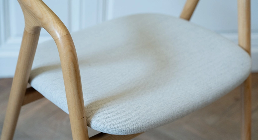 Chaise scandinave bois teinte naturelle assise tissu beige naturel Chaise scandinave bois teinte naturelle assise tissu beige naturel