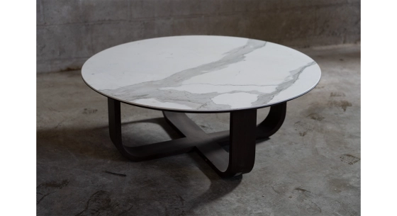 Round coffee table in oak and ceramic dark brown stained wood with a white marble-effect ceramic tabletop. 100x100 cm