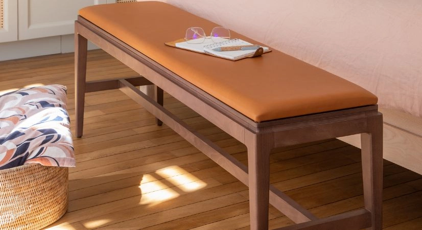 Banc design bois teinte noyer assise cuir caramel L140 cm Banc design bois teinte noyer assise cuir caramel L140 cm