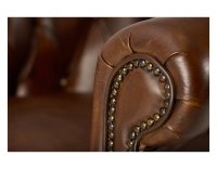 Fauteuil chesterfield cuir marron vintage accoudoirs cloutés Fauteuil chesterfield cuir marron vintage accoudoirs cloutés