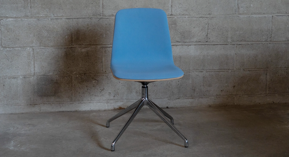 Chaise de bureau sans roulettes dossier bois teinte naturelle assise en tissu bleu
