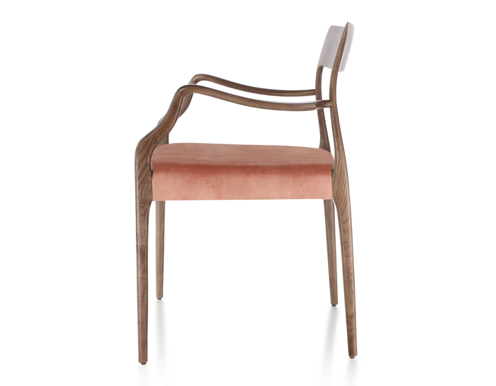 Chaise scandinave avec accoudoirs bois teinte marron foncé assise tissu velours rose pâle Chaise scandinave avec accoudoirs bois teinte marron foncé assise tissu velours rose pâle