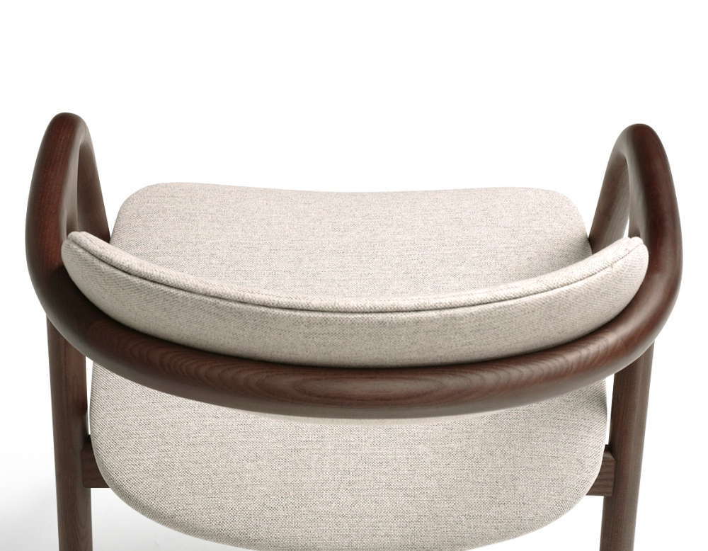 Chaise scandinave bois teinte marron foncé assise tissu beige naturel Chaise scandinave bois teinte marron foncé assise tissu beige naturel