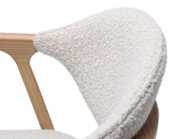 Chaise design avec accoudoirs bois teinte naturelle et tissu bouclé blanc Chaise design avec accoudoirs bois teinte naturelle et tissu bouclé blanc