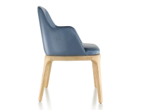 Chaise design avec accoudoirs bois teinte naturelle et cuir bleu orage Chaise design avec accoudoirs bois teinte naturelle et cuir bleu orage