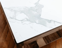 Table basse carrée en noyer et céramique avec tablette en bois teinte naturelle plateau céramique effet marbre blanc 100x100 cm Table basse carrée en noyer et céramique avec tablette en bois teinte naturelle plateau céramique effet marbre blanc 100x100 cm