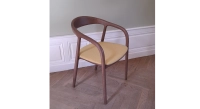 Chaise scandinave bois teinte noyer assise tissu jaune pâle Chaise scandinave bois teinte noyer assise tissu jaune pâle