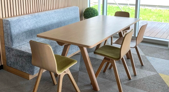 Table salle à manger 6 personnes en chêne teinte naturelle plateau bois 140x90 cm