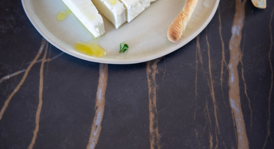 Table salle à manger ronde en chêne et céramique 6 personnes avec bois teinte marron foncé et plateau céramique effet marbre noir 120 cm