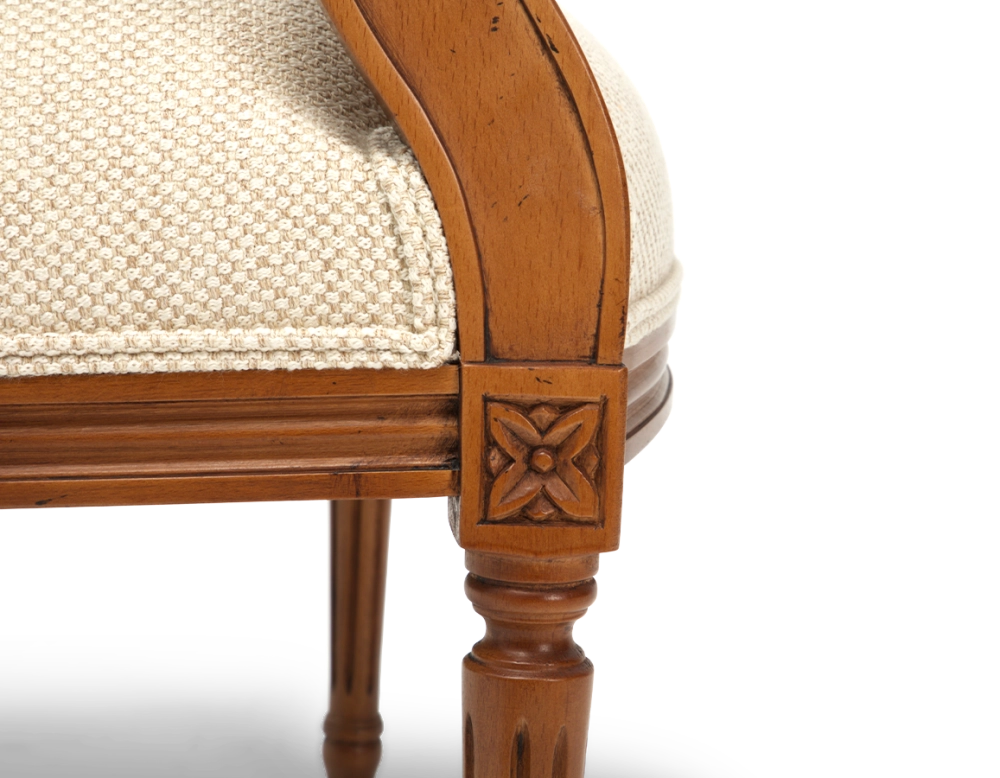 Fauteuil ancien style Louis XVI bois teinte ancienne et tissu chiné beige Fauteuil ancien style Louis XVI bois teinte ancienne et tissu chiné beige