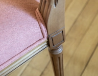Chaise ancienne style Louis XVI bois teinte ancienne et tissu rose corail Chaise ancienne style Louis XVI bois teinte ancienne et tissu rose corail