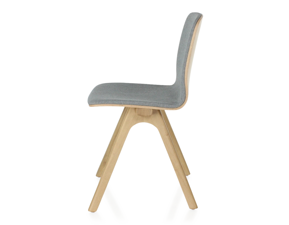 Chaise design en chêne tapissé bois teinte naturelle assise tissu gris clair Chaise design en chêne tapissé bois teinte naturelle assise tissu gris clair