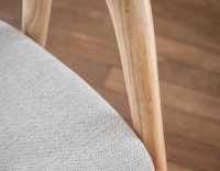 Chaise scandinave avec accoudoirs teinte naturelle et tissu beige naturel
