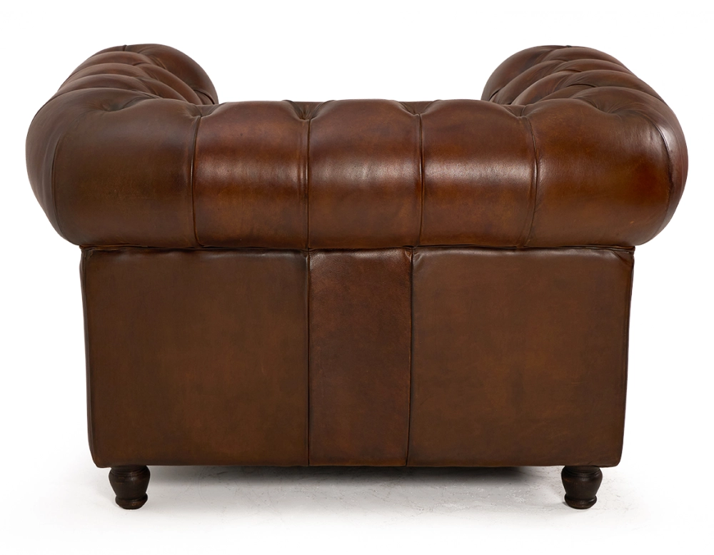 Fauteuil chesterfield cuir marron vintage accoudoirs cloutés Fauteuil chesterfield cuir marron vintage accoudoirs cloutés
