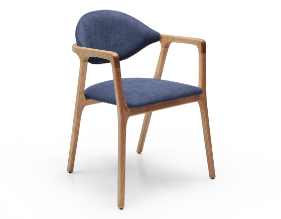 Chaise design avec accoudoirs bois teinte naturelle et tissu bleu océan