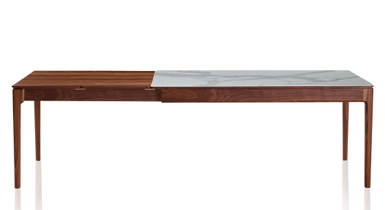 Table extensible 8 à 12 personnes en noyer et céramique allonges bois avec bois teinte naturelle et plateau céramique effet marbre blanc 210x90 cm