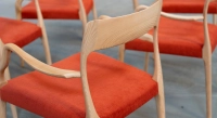 Lot de 6 chaises avec accoudoirs bois teinte naturelle tissu rouge orangé Lot de 6 chaises avec accoudoirs bois teinte naturelle tissu rouge orangé